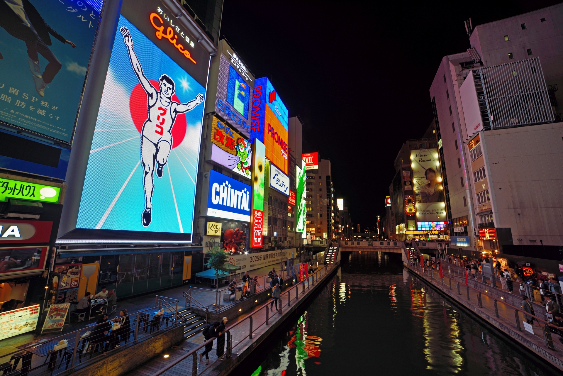 大阪ミナミの夜の風景