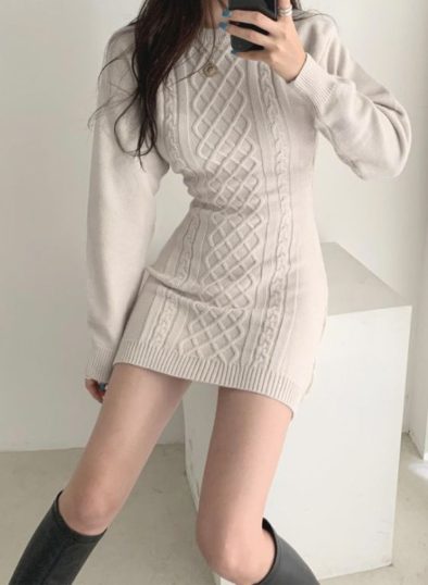 シンプルなワンピース（ニットのミニワンピ）