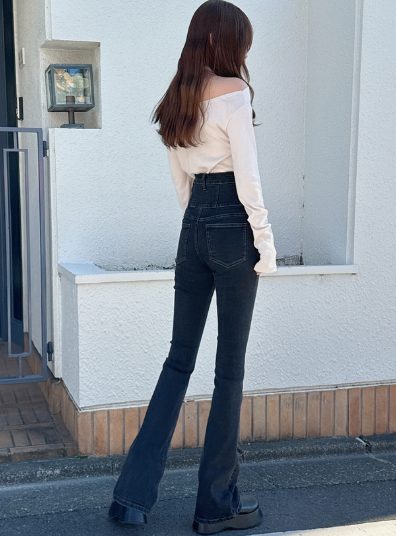 カジュアルな服装（ハイウエストストレッチフレアデニムパンツ）
