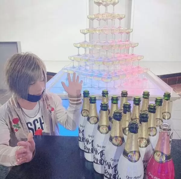 スジ盛りをアクセントにしているホスト